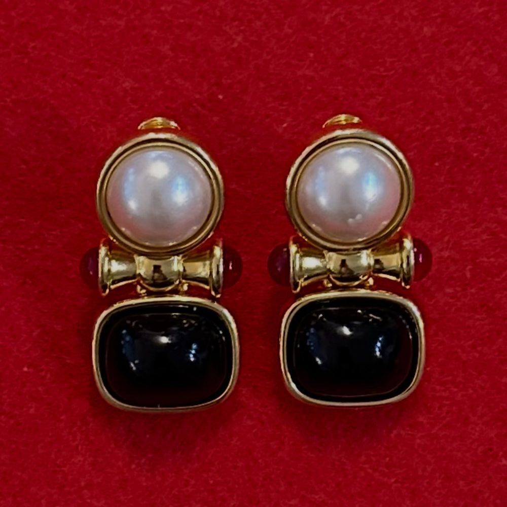 Joan Rivers Vintage Signed Elegant Gold w/ Faux Pearl and Onyx Clip Earrings - Picture 5 of 10